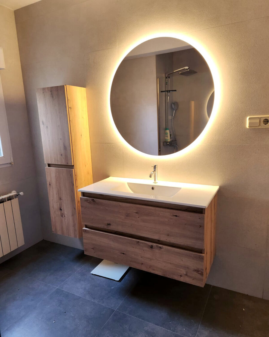Mueble de lavabo suspendido con columna y espejo redondo con luz