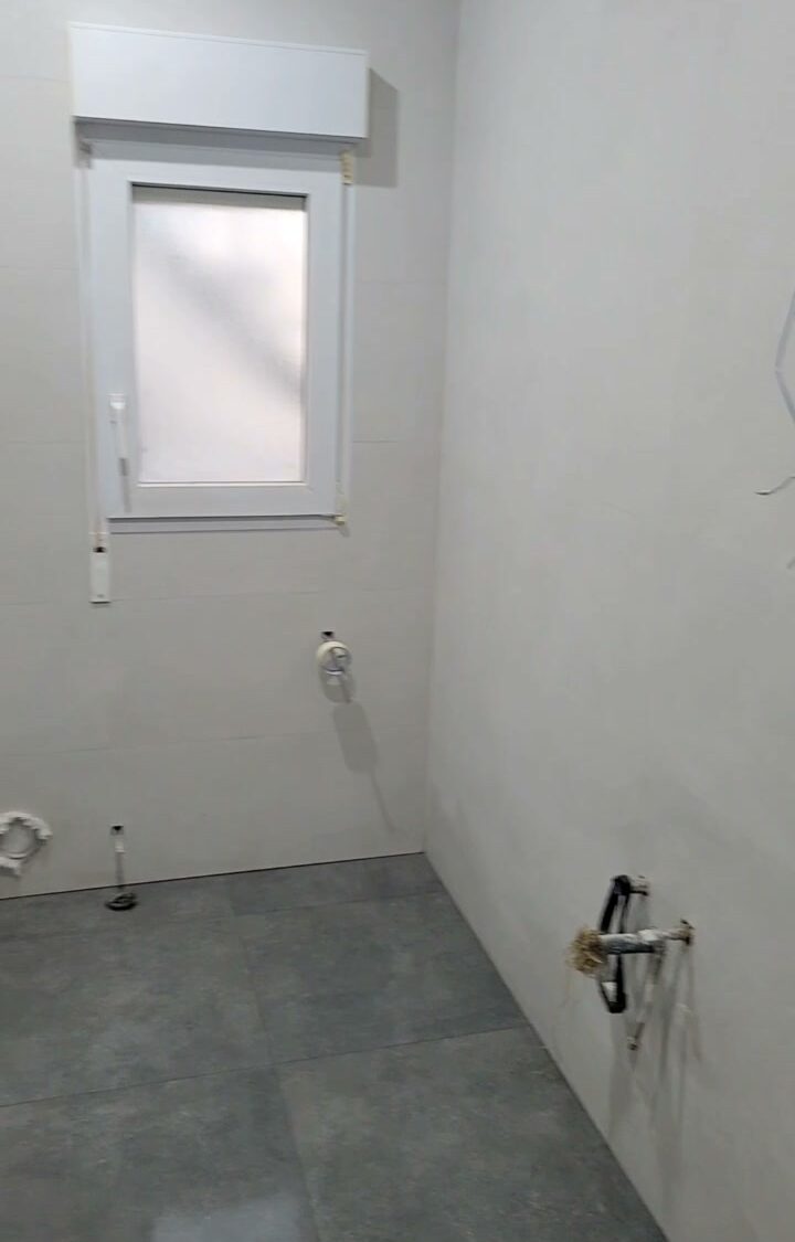 Alicatado y suelo terminados, antes de montar sanitarios y muebles